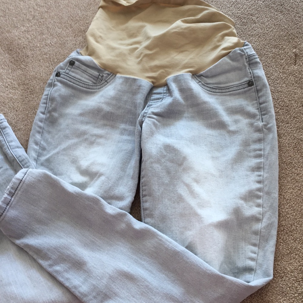 Light grey women’s maternity jeans.